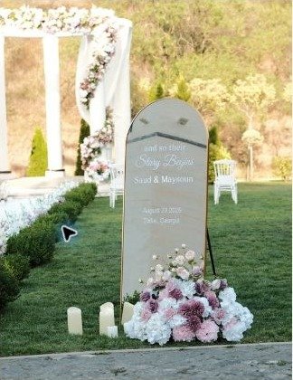 Mirror welcome display decorated with flowers